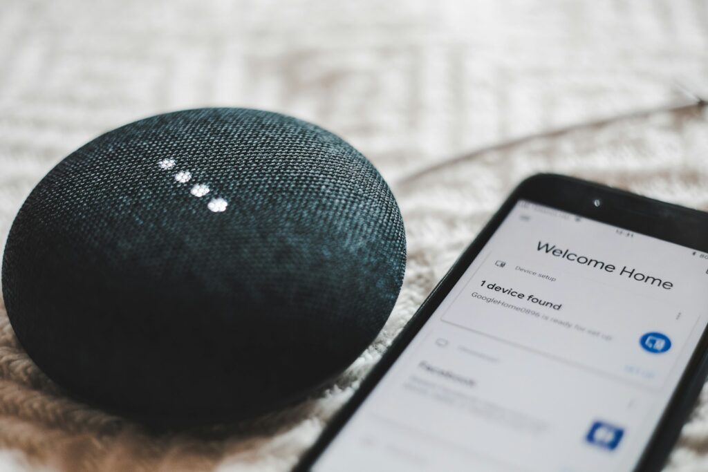 Röstassistenter 2 Röstassistent charcoal Google Home Mini and smartphone
